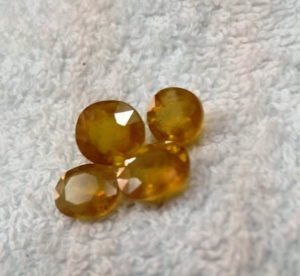 wear yellow sapphire